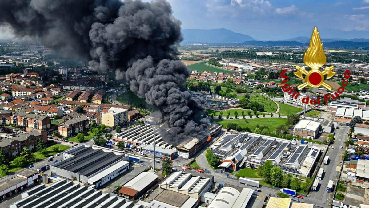 Incendio industriale a Beinasco: evacuati condomini e raccomandazioni del sindaco