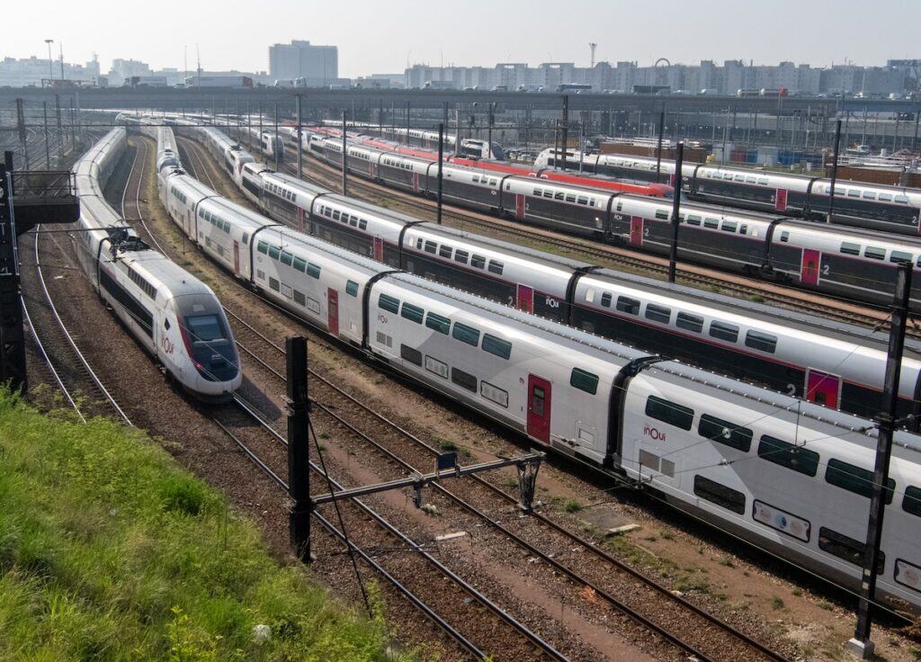 Incidente mortale in Francia: treno ad alta velocità collide con camion militare a Bully-les-Mines