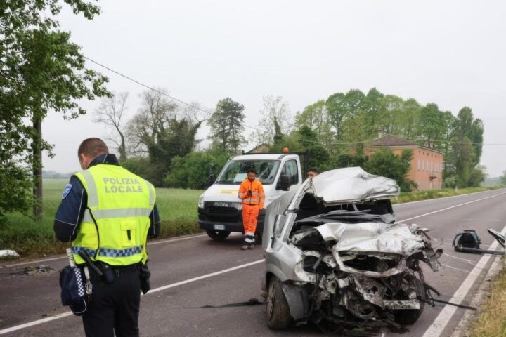 Incidente mortale tra un'auto e un camion in Emilia, tre vittime ghanesi