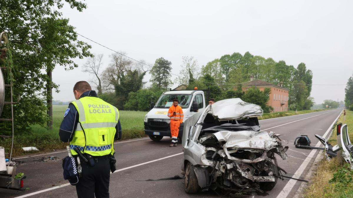 Incidente mortale tra un'auto e un camion in Emilia, tre vittime ghanesi
