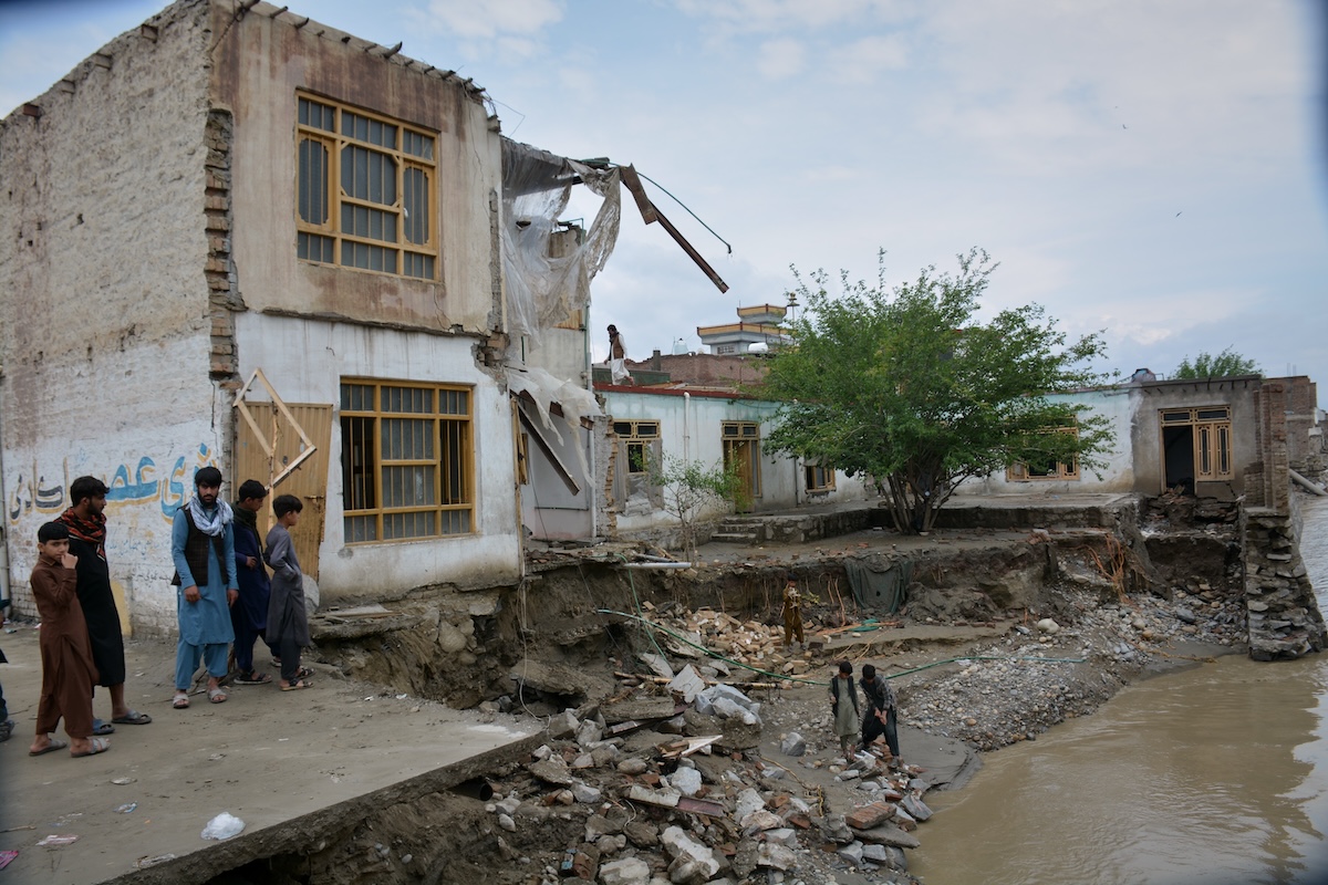 Inondazioni in Afghanistan causano la morte di almeno 99 persone e danni ingenti