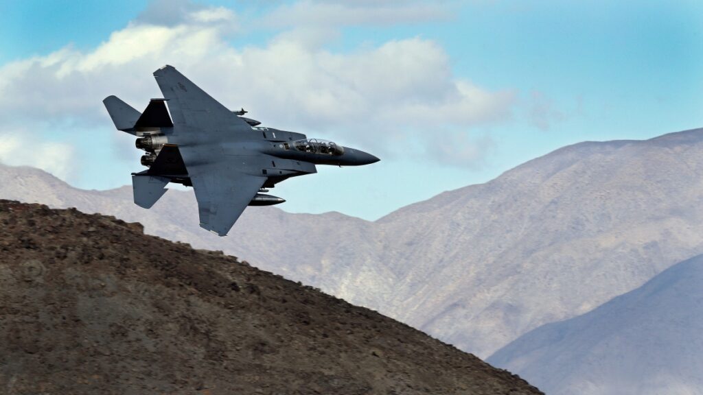 Iran abbatte caccia Usa: un pilota salvato, incerta la sorte del secondo