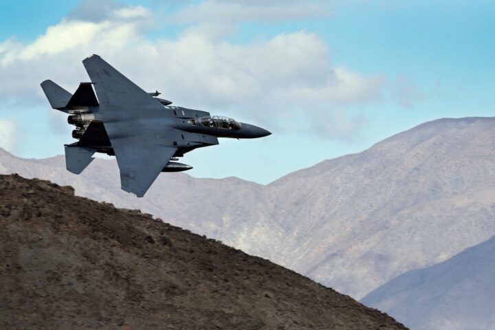 Iran abbatte caccia Usa: un pilota salvato, incerta la sorte del secondo