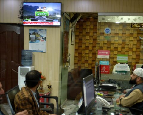 Islamabad in delirio per la visita di JD Vance e le foto dei bambini uccisi nel conflitto