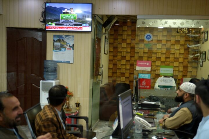 Islamabad in delirio per la visita di JD Vance e le foto dei bambini uccisi nel conflitto