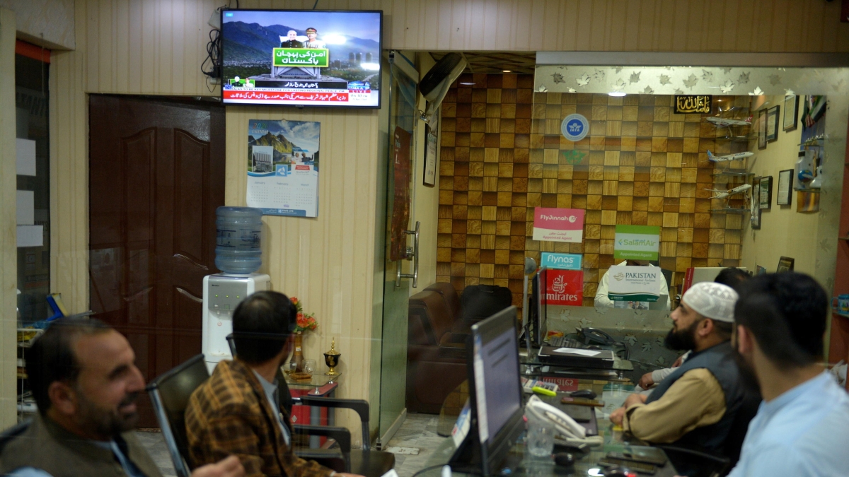Islamabad in delirio per la visita di JD Vance e le foto dei bambini uccisi nel conflitto