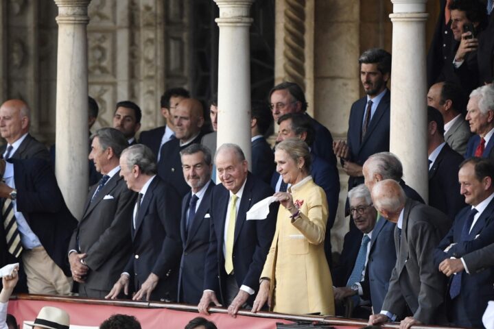 Juan Carlos torna in Spagna per Pasqua: accoglienza calorosa a Siviglia con la figlia Elena