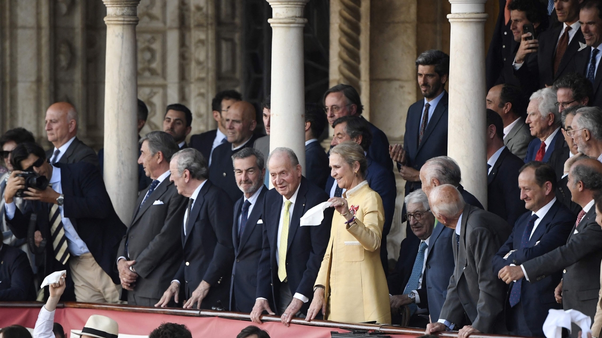Juan Carlos torna in Spagna per Pasqua: accoglienza calorosa a Siviglia con la figlia Elena