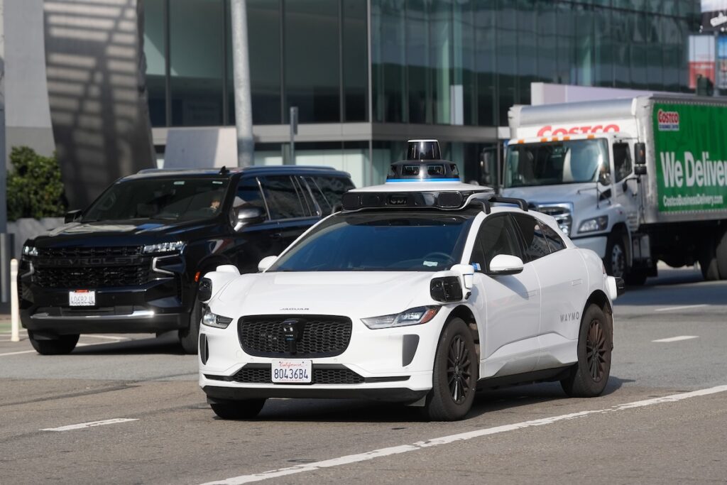 La California approva nuove regole per testare camion a guida autonoma su strada
