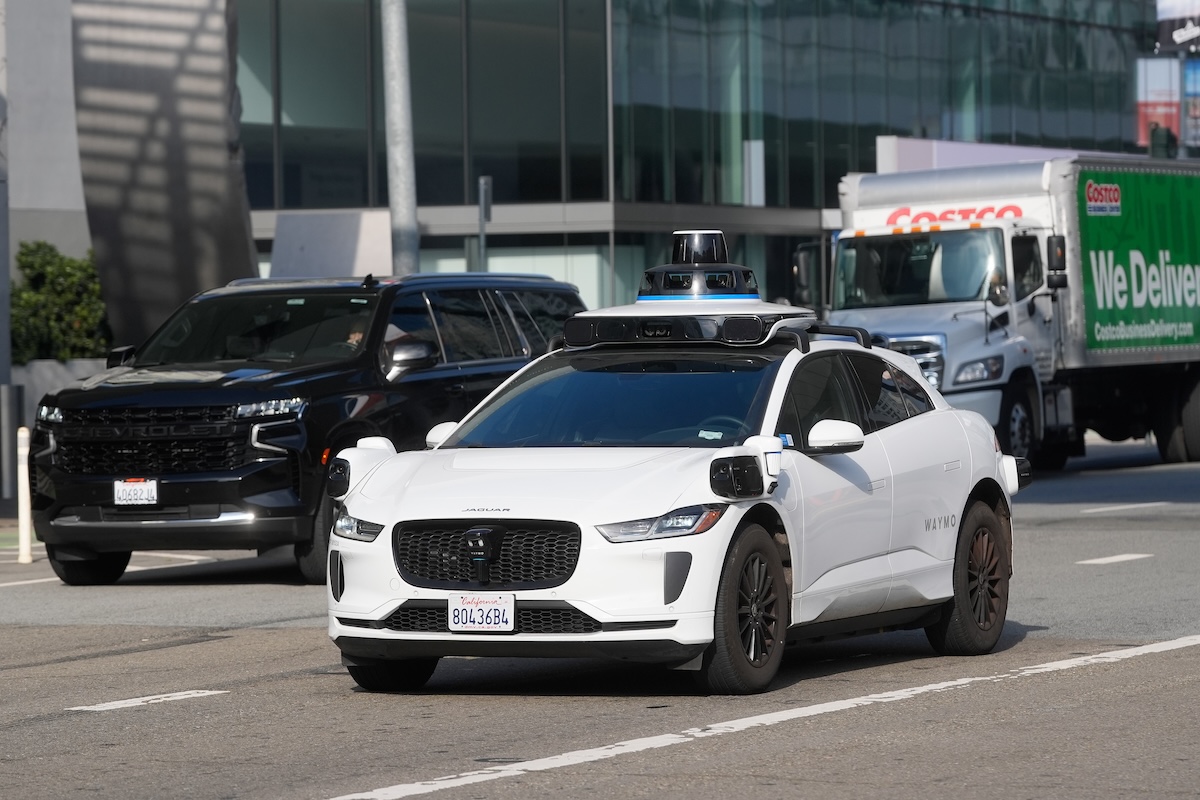 La California approva nuove regole per testare camion a guida autonoma su strada