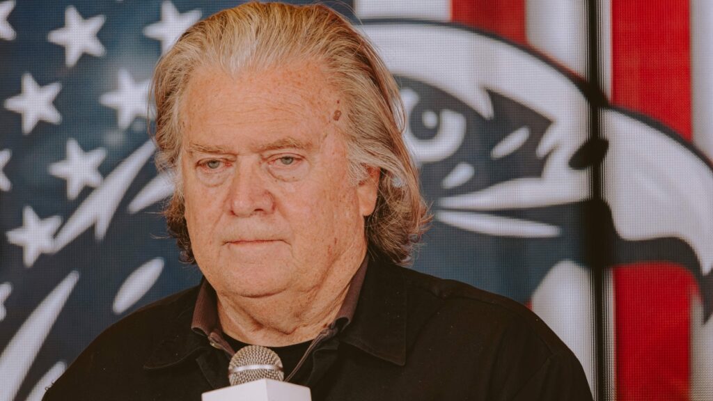 La Corte Suprema accoglie la richiesta di Bannon di annullare la condanna per oltraggio al Congresso