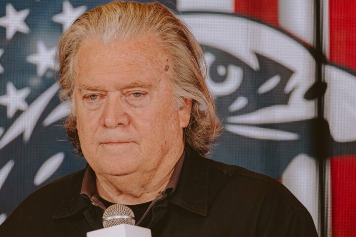 La Corte Suprema accoglie la richiesta di Bannon di annullare la condanna per oltraggio al Congresso