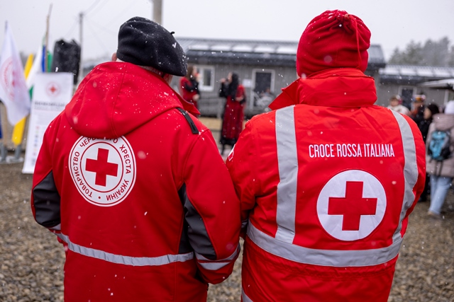 La Croce Rossa Italiana consegna 20 moduli abitativi e 3 case famiglia per bambini orfani a Chernivtsi