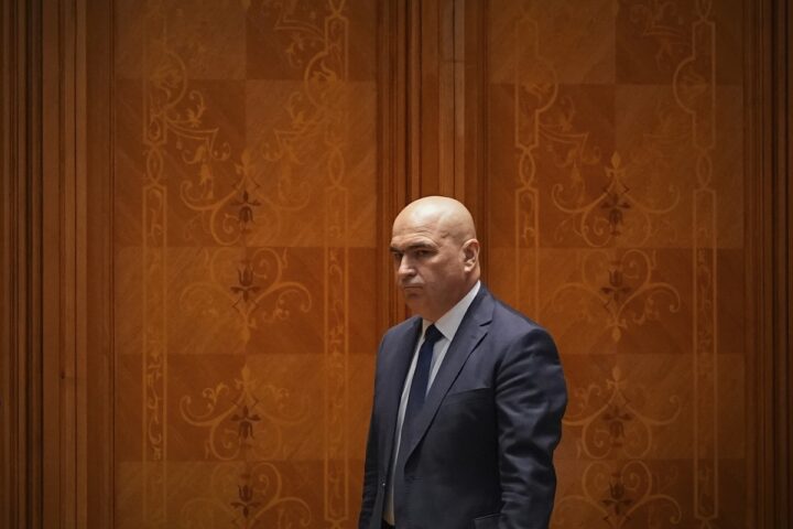 La mozione di sfiducia del PSD e dell'AUR contro il governo Bolojan in Romania