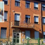La professoressa taglia i capelli a due alunne durante una lezione a Mestre