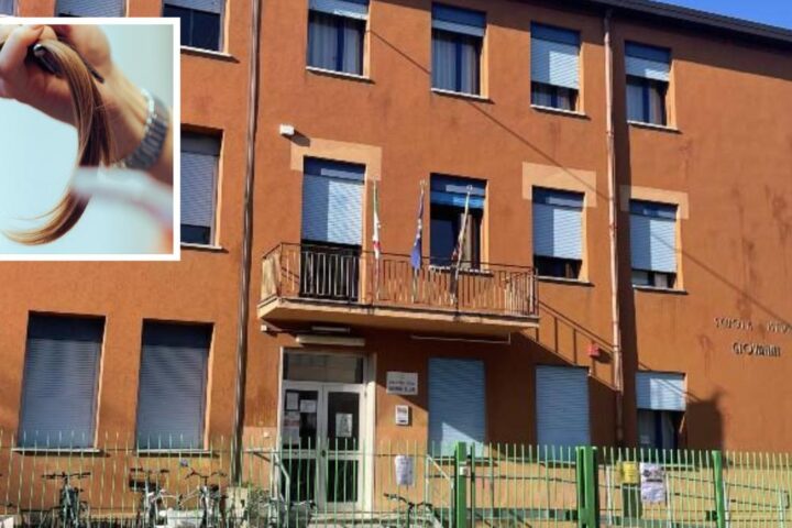 La professoressa taglia i capelli a due alunne durante una lezione a Mestre