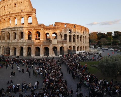 La Via Crucis 2026 al Colosseo: Papa Leone XIV richiede pace dopo incontri diplomatici