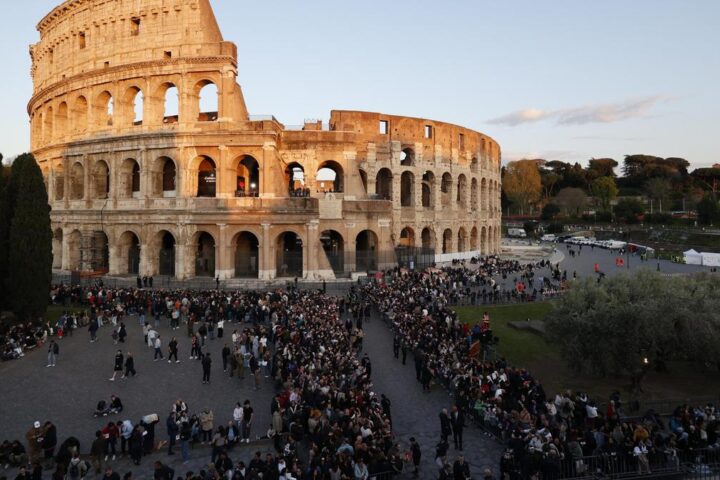La Via Crucis 2026 al Colosseo: Papa Leone XIV richiede pace dopo incontri diplomatici