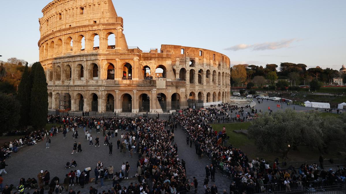 La Via Crucis 2026 al Colosseo: Papa Leone XIV richiede pace dopo incontri diplomatici
