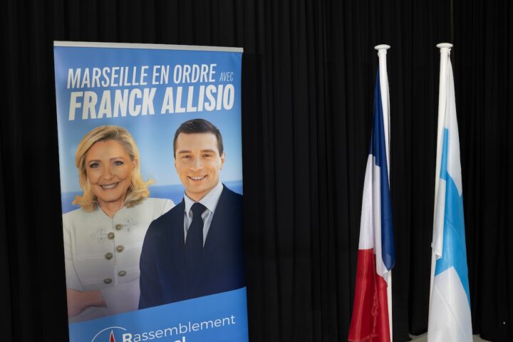 Le divisioni dell'estrema destra francese emergono nella rimozione delle bandiere europee dai municipi