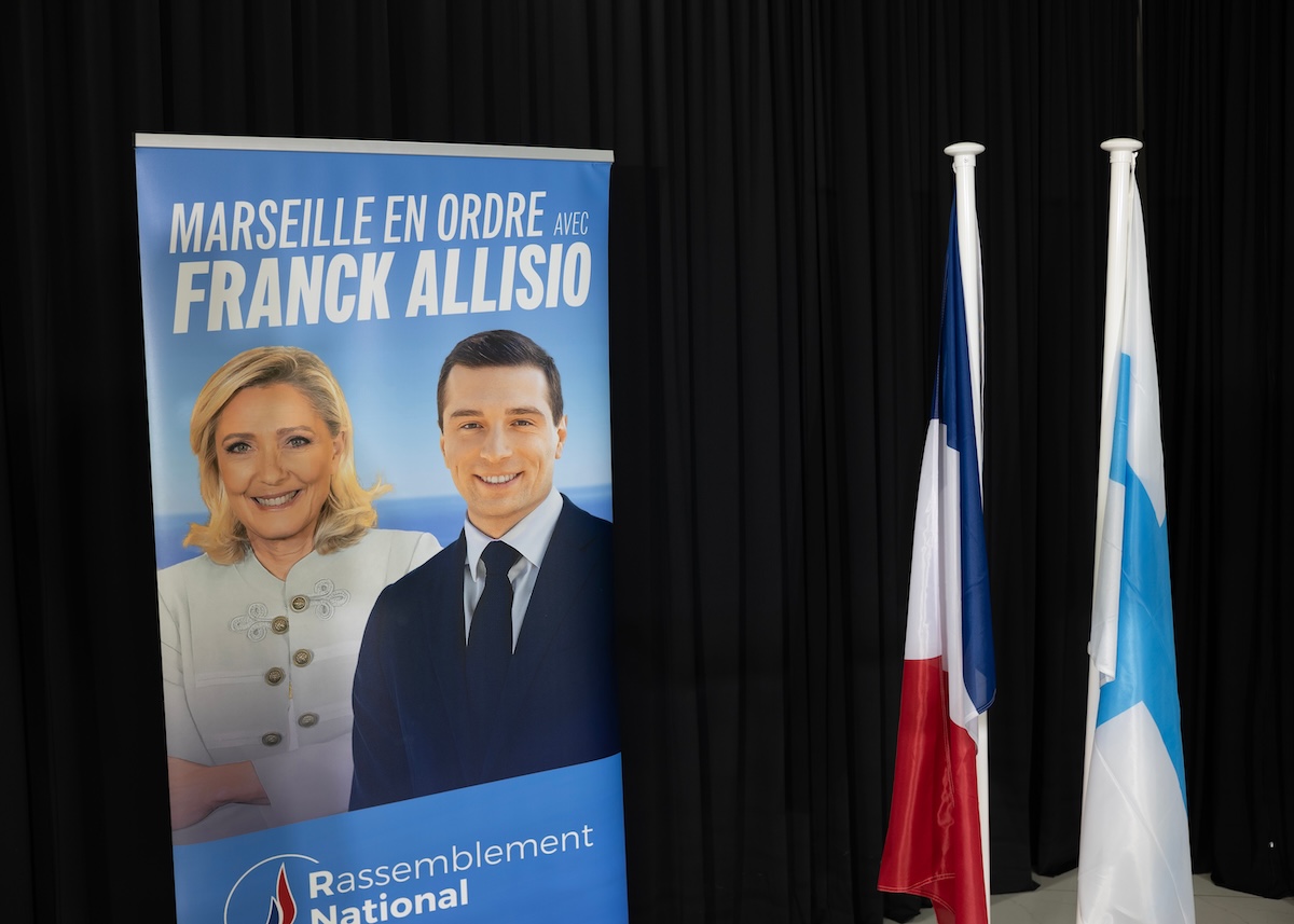 Le divisioni dell'estrema destra francese emergono nella rimozione delle bandiere europee dai municipi