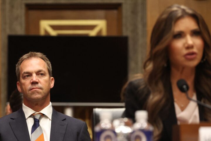 Le foto compromettenti del marito di Kristi Noem scatenano polemiche e accuse di ricattabilità