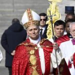 Leone XIV porta la croce nella Via Crucis al Colosseo, enfatizzando il conflitto in Medio Oriente