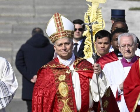 Leone XIV porta la croce nella Via Crucis al Colosseo, enfatizzando il conflitto in Medio Oriente