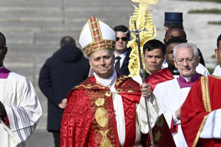 Leone XIV porta la croce nella Via Crucis al Colosseo, enfatizzando il conflitto in Medio Oriente