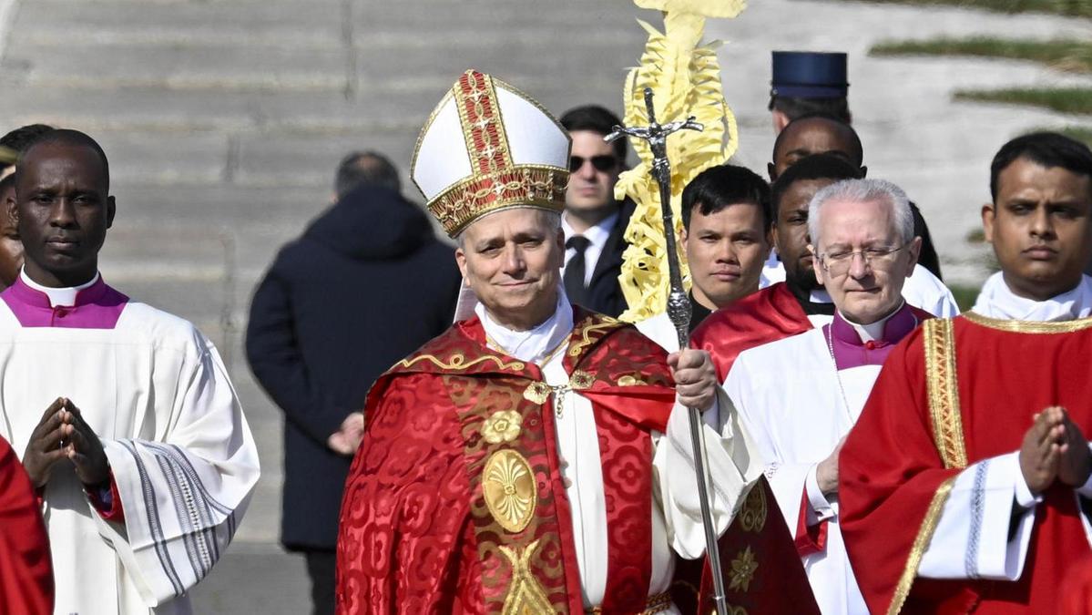 Leone XIV porta la croce nella Via Crucis al Colosseo, enfatizzando il conflitto in Medio Oriente