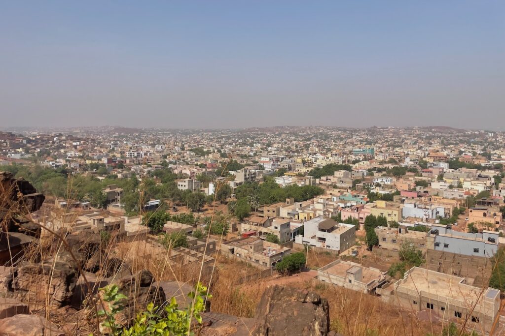 L'esercito del Mali sotto attacco coordinato di gruppi armati in diverse città, esplosioni a Bamako