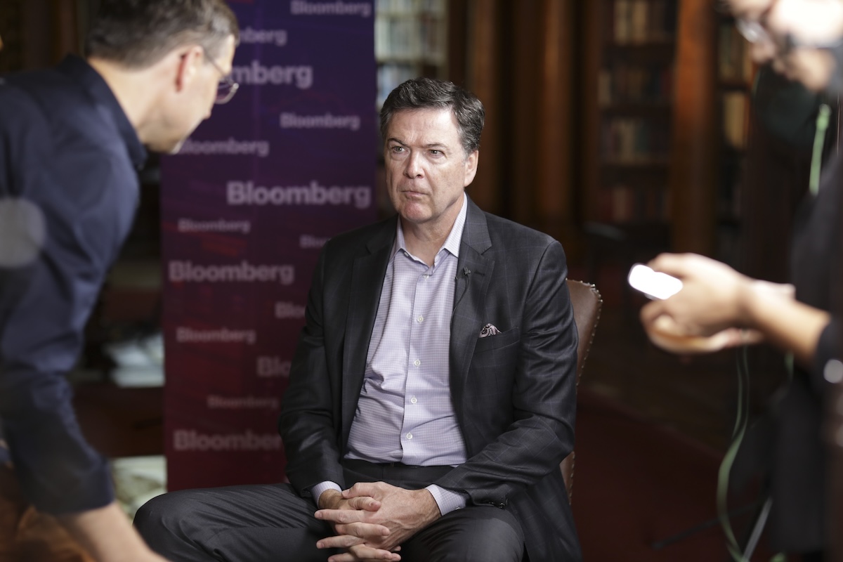 L'ex direttore dell'FBI James Comey incriminato per una fotografia condivisa sui social