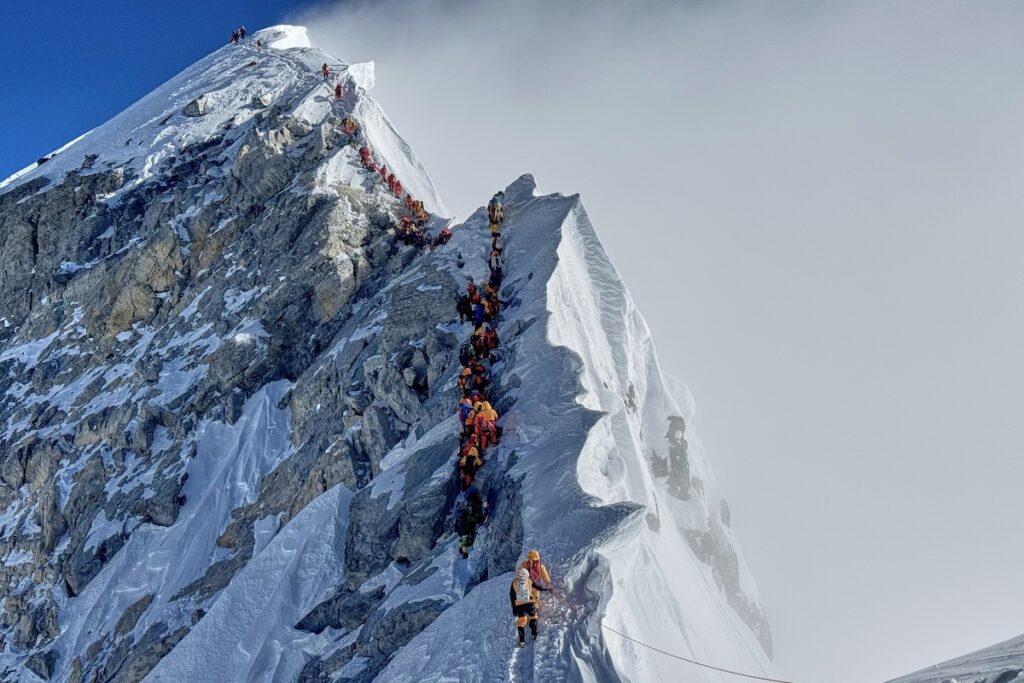 Liberato il sentiero verso la cima dell’Everest dopo giorni di blocco da un seracco