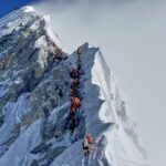 Liberato il sentiero verso la cima dell’Everest dopo giorni di blocco da un seracco