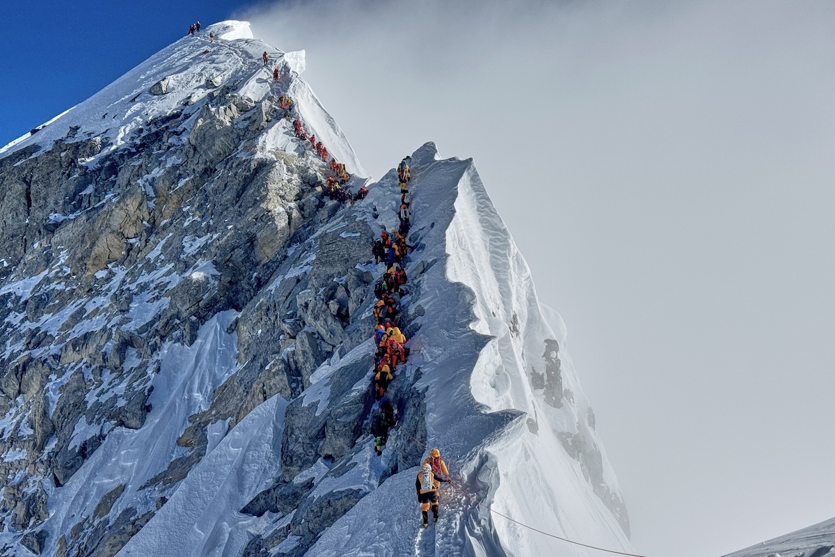 Liberato il sentiero verso la cima dell’Everest dopo giorni di blocco da un seracco