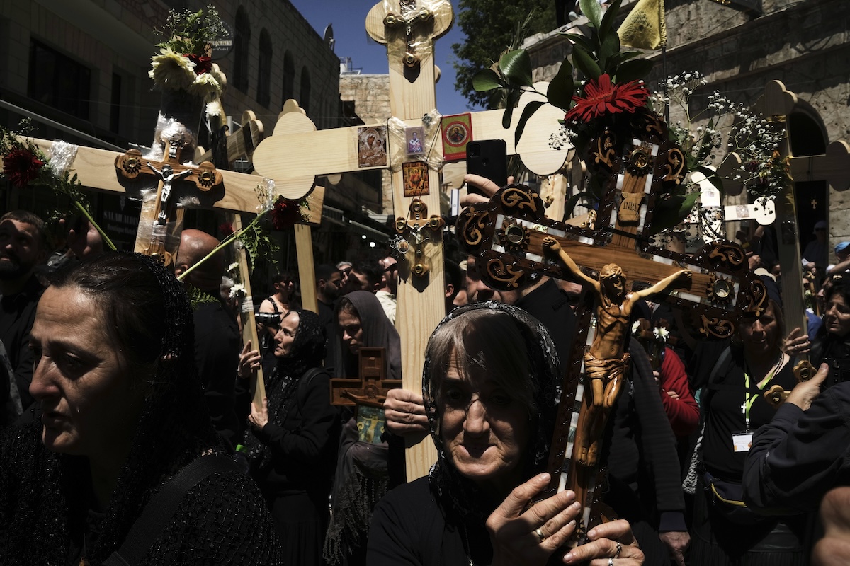 L'immagine di un soldato israeliano danneggia un simbolo cristiano in Libano e provoca dissenso internazionale