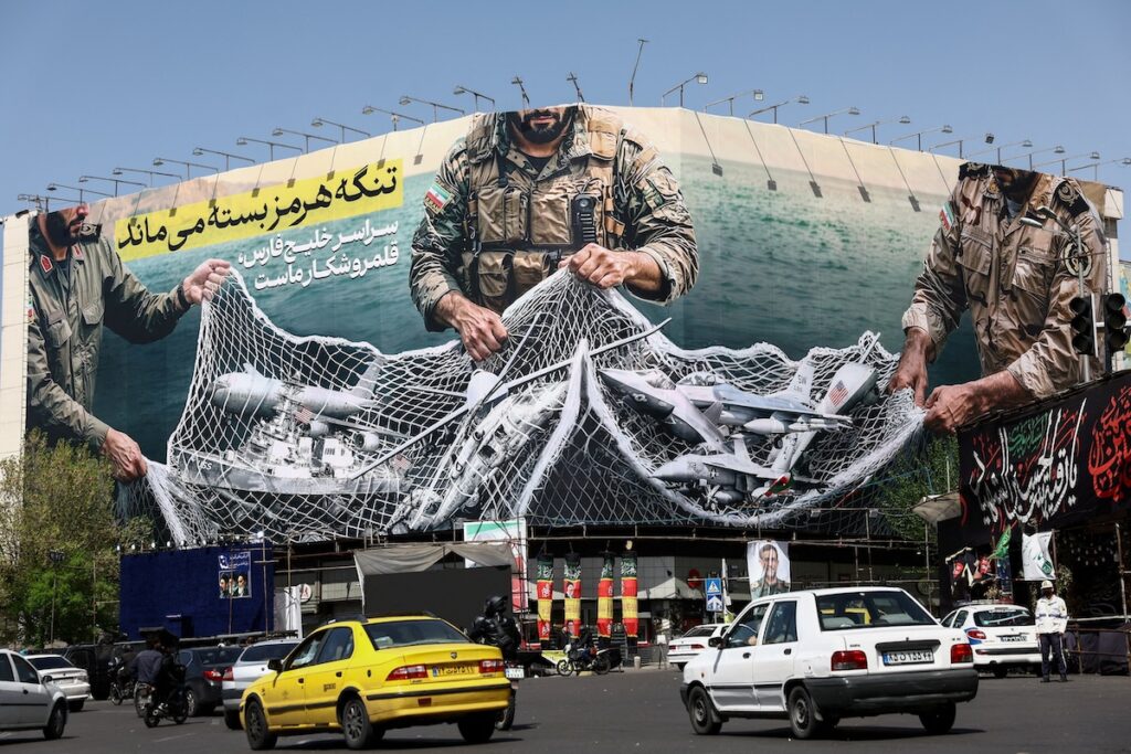 L'Iran riafferma il controllo dello stretto di Hormuz, sfidando le potenze occidentali