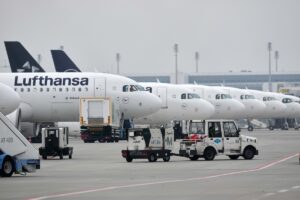 Lufthansa cancella 20mila voli fino a ottobre per risparmiare carburante a causa della guerra in Medio Oriente