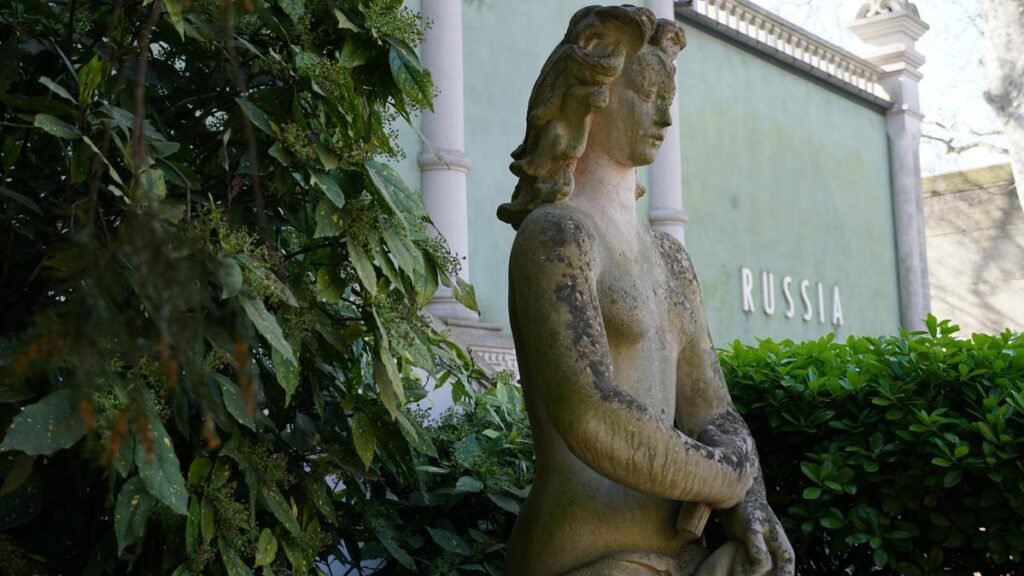 L'Unione Europea minaccia di revocare i fondi alla Biennale di Venezia per la riapertura del padiglione russo