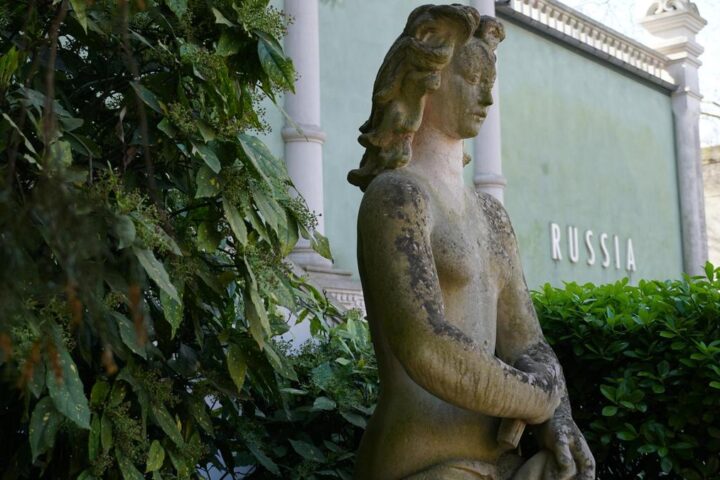 L'Unione Europea minaccia di revocare i fondi alla Biennale di Venezia per la riapertura del padiglione russo