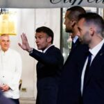 Macron soccorre un anziano a Roma durante la sua visita privata