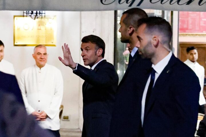 Macron soccorre un anziano a Roma durante la sua visita privata