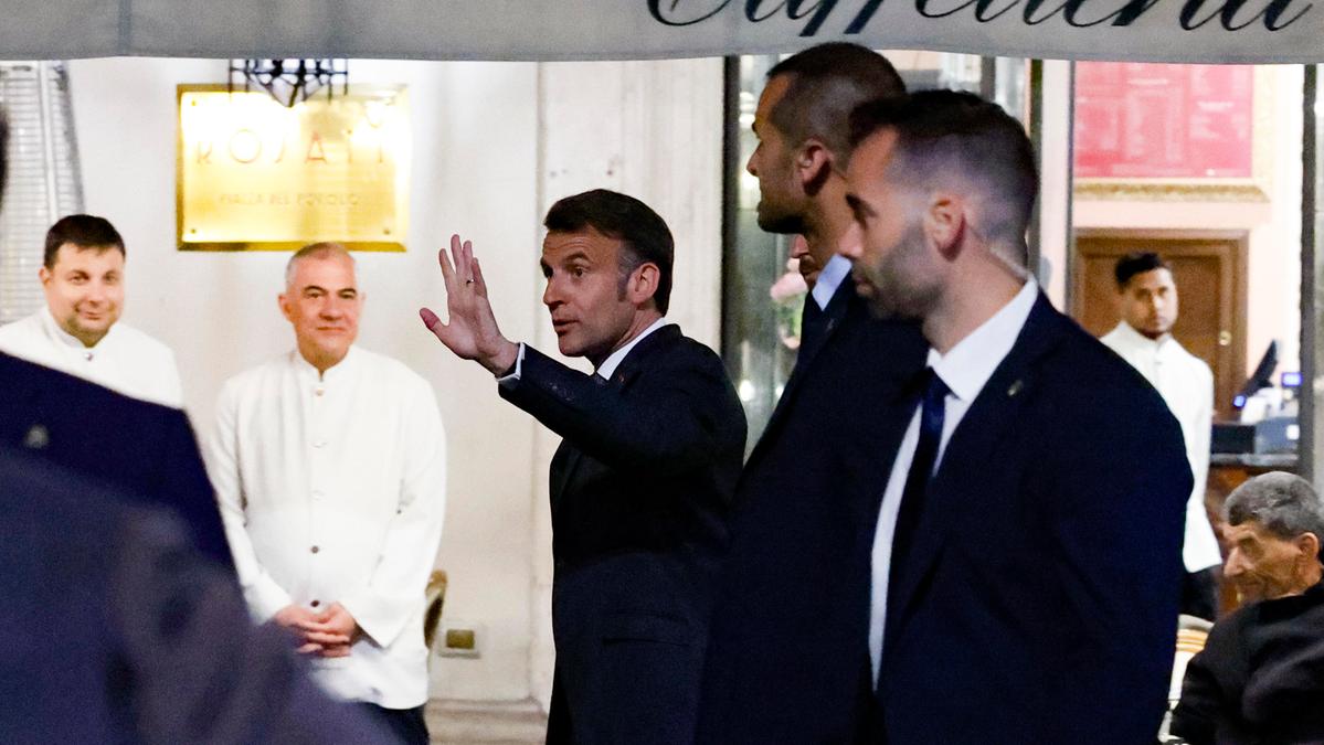 Macron soccorre un anziano a Roma durante la sua visita privata