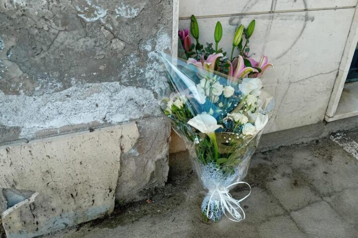 Madre si lancia nel vuoto con i suoi tre figli: due bambini morti, una bambina in gravi condizioni