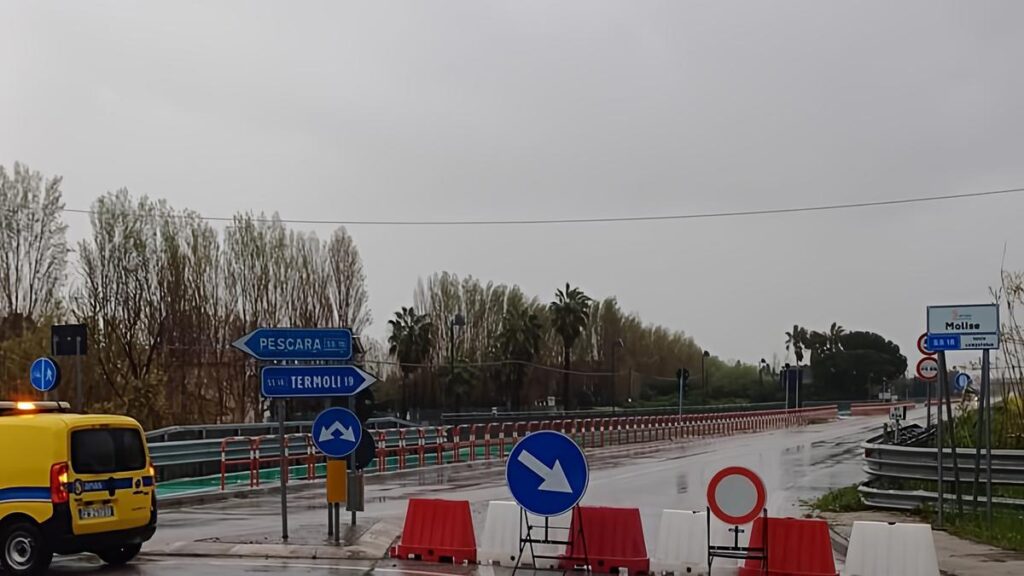 Maltempo in Italia: frane e paesi isolati, ricerche in corso per un disperso