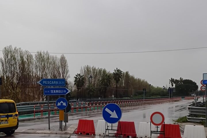 Maltempo in Italia: frane e paesi isolati, ricerche in corso per un disperso