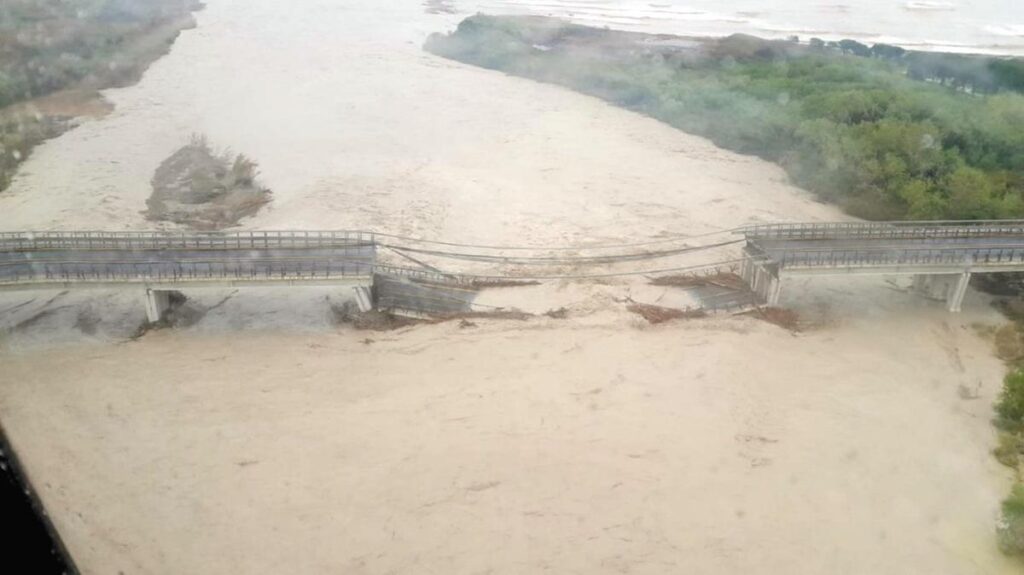 Maltempo, riprendono le ricerche per automobilista disperso in Molise; emergenza in Abruzzo e Puglia