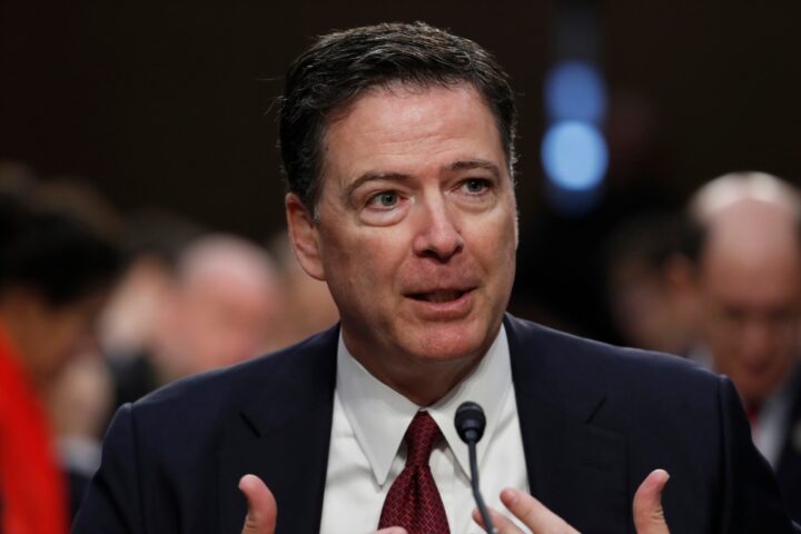 Mandato d'arresto emesso contro l'ex capo dell'Fbi James Comey per minacce a Trump