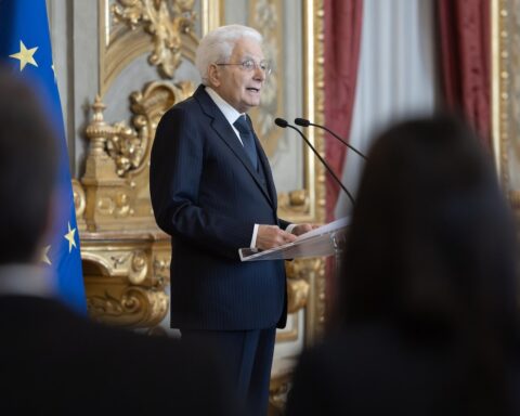 Mattarella elogia Papa Francesco e critica Trump: «Il potere può inebriare»