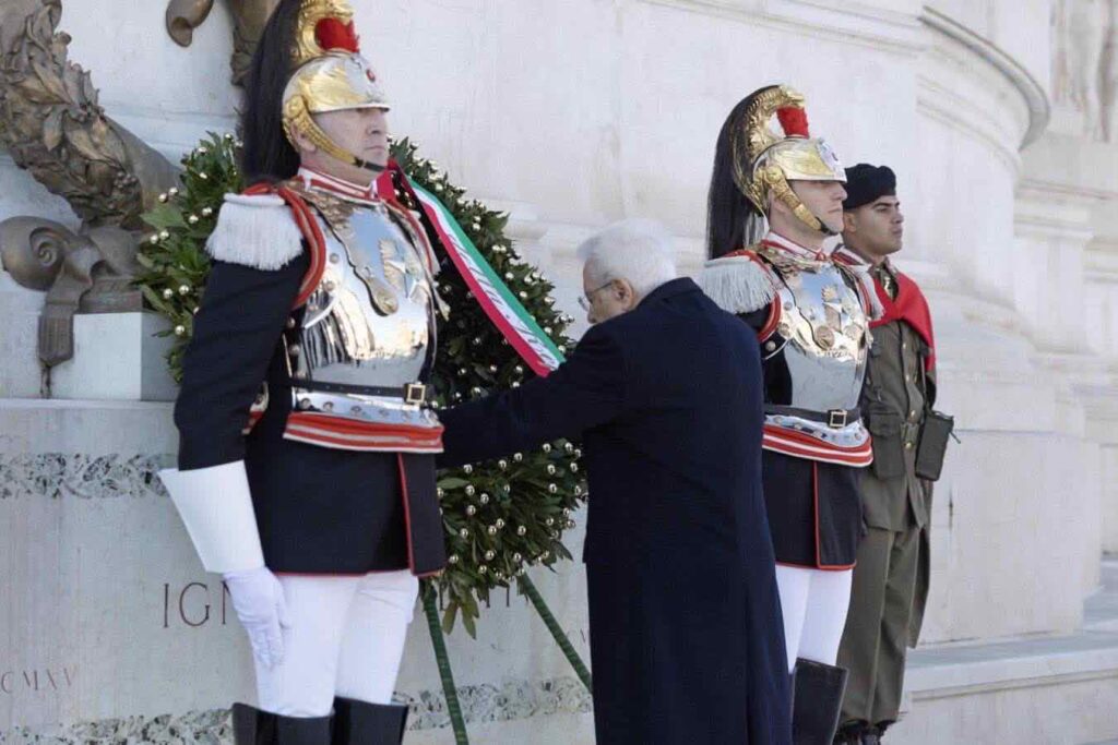 Mattarella, Meloni e Crosetto all'Altare della Patria per il 25 aprile, a Milano cortei divisi